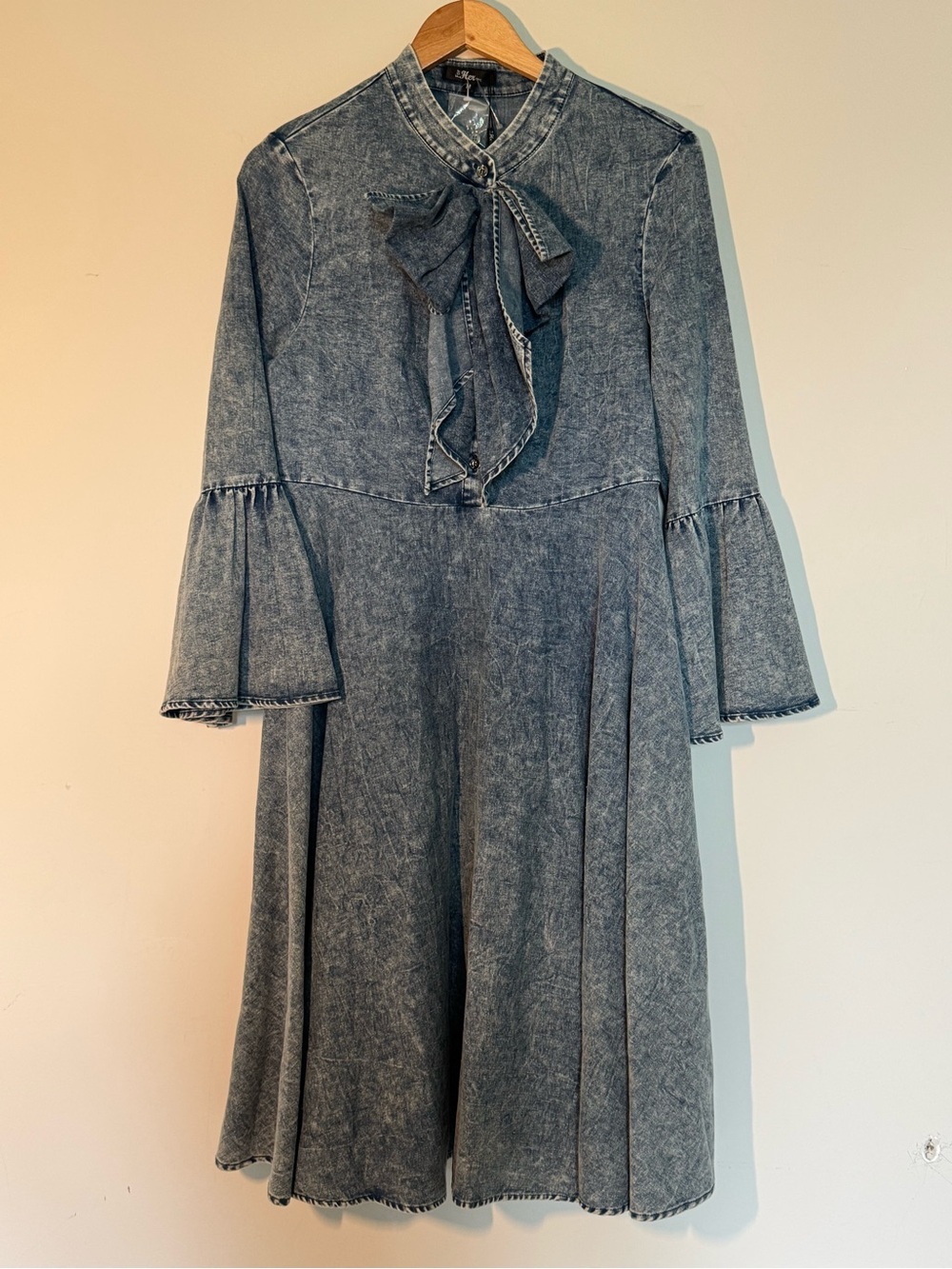 NWT For Her NYC Acid Wash Denim Bow Tie Dress Size Medium 💙 - Picture 3 of 4